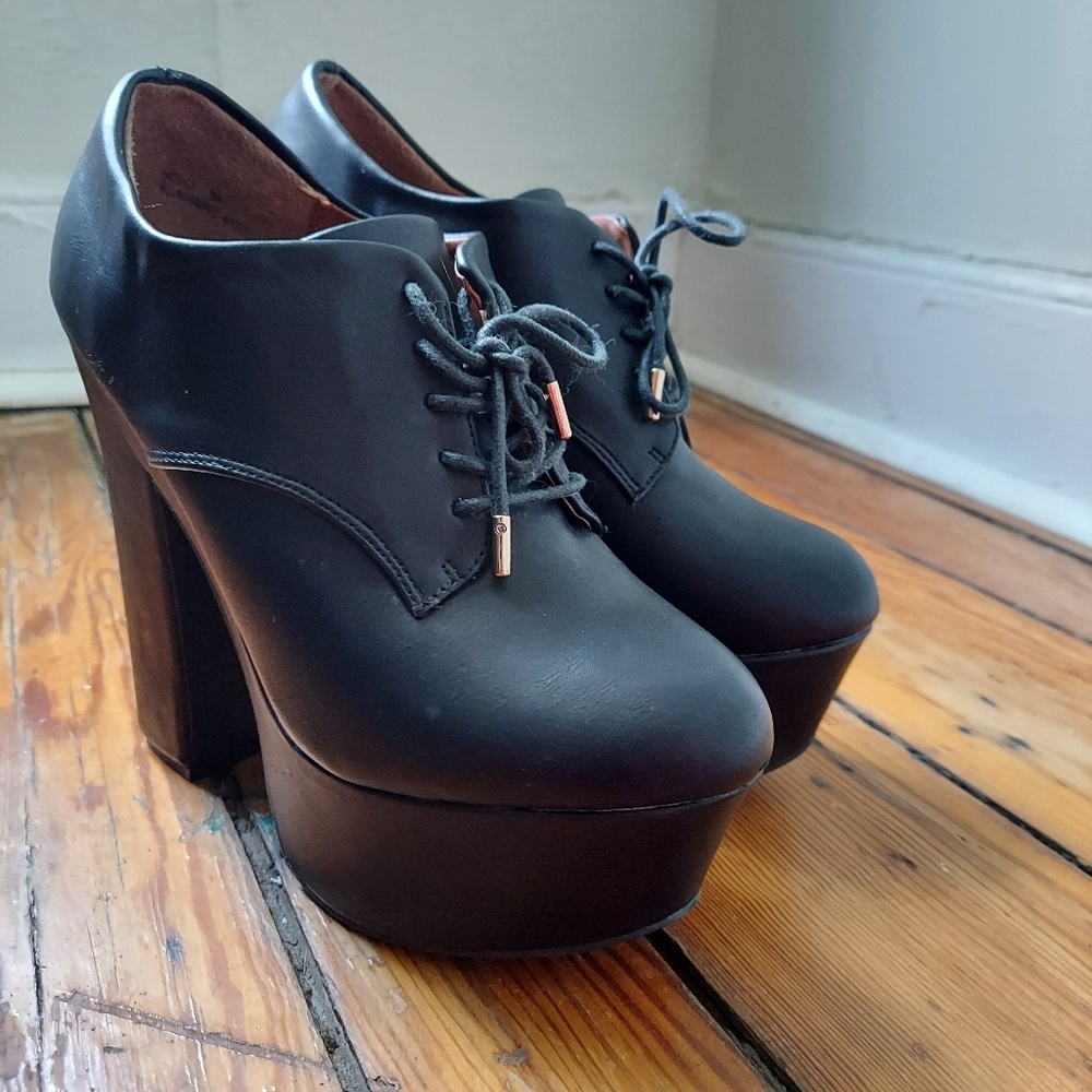 Dollhouse size 8 women's black pleather heels